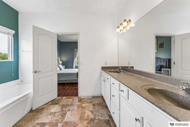 1507 Ridgeview Drive, Papillion, NE 68046