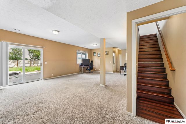 1507 Ridgeview Drive, Papillion, NE 68046
