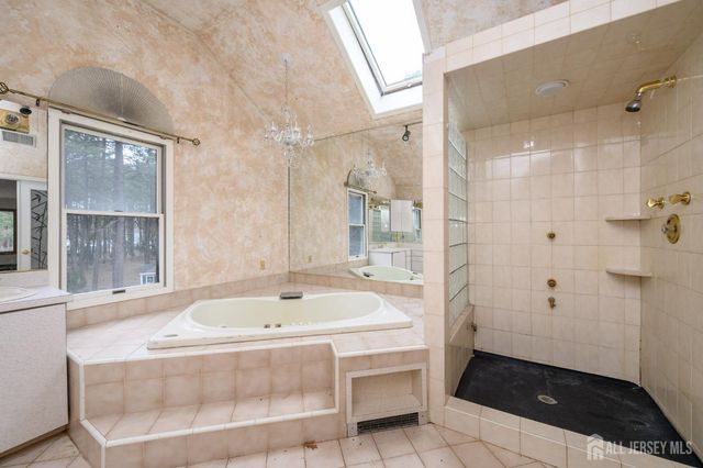 9 Southfork Drive, Jackson, NJ 08527