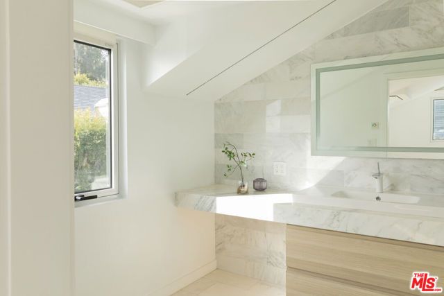 1330 Londonderry Place, Los Angeles, CA 90069