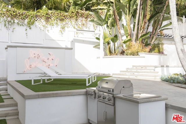 1330 Londonderry Place, Los Angeles, CA 90069