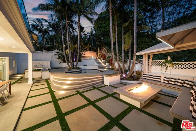 1330 Londonderry Place, Los Angeles, CA 90069