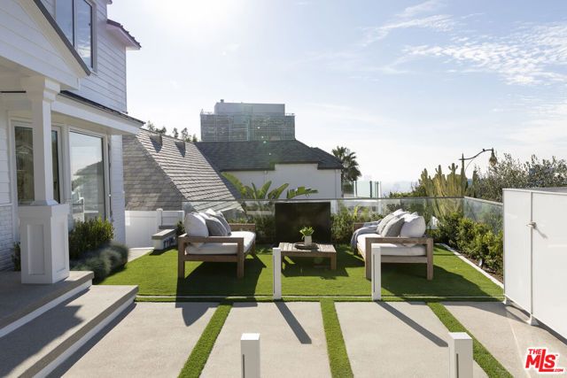 1330 Londonderry Place, Los Angeles, CA 90069