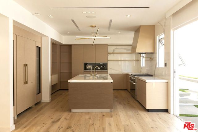 1330 Londonderry Place, Los Angeles, CA 90069