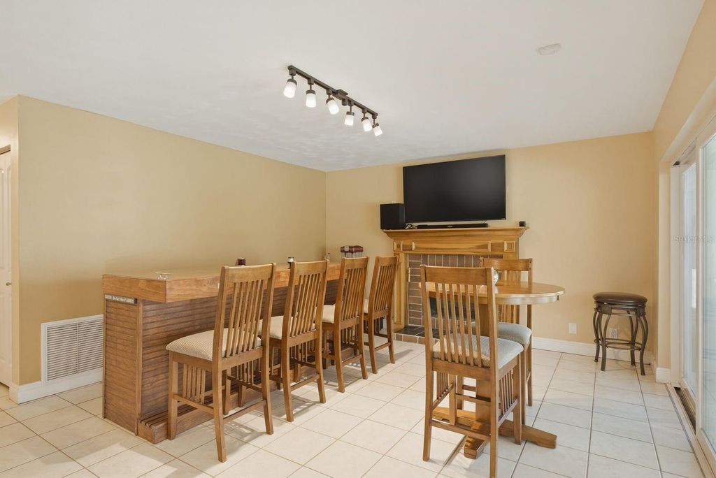 Image 11 of property listing at 1680 CINNAMON LANE, Dunedin, FL 34698