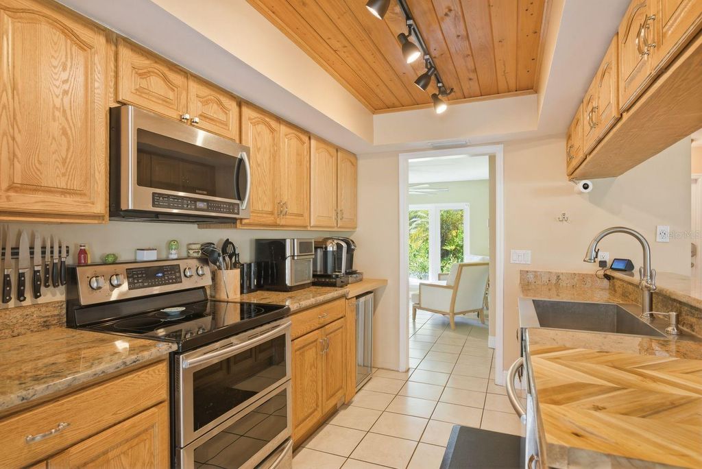 Image 4 of property listing at 1680 CINNAMON LANE, Dunedin, FL 34698