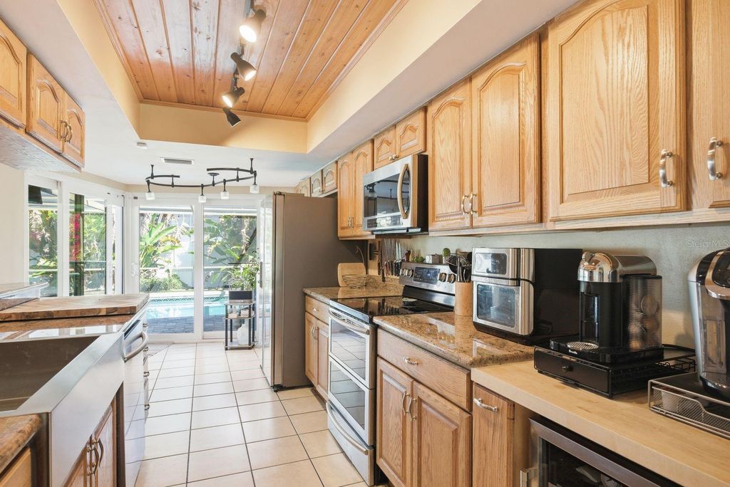 Image 5 of property listing at 1680 CINNAMON LANE, Dunedin, FL 34698