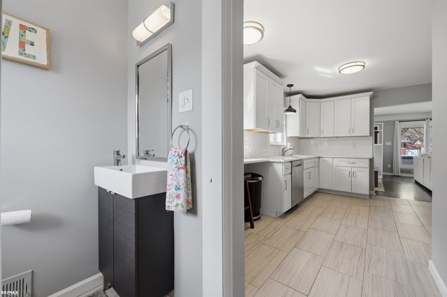 801 W Baker Avenue, Clawson, MI 48017