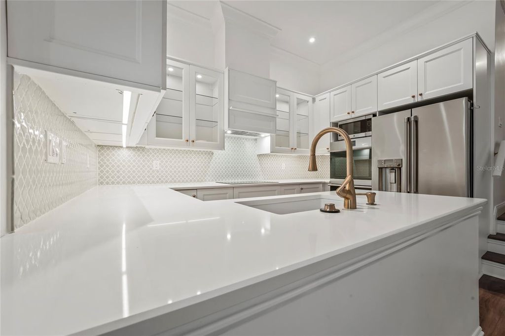 Image 11 of property listing at 625 TROPICAL BREEZE WAY, Tampa, FL 33602