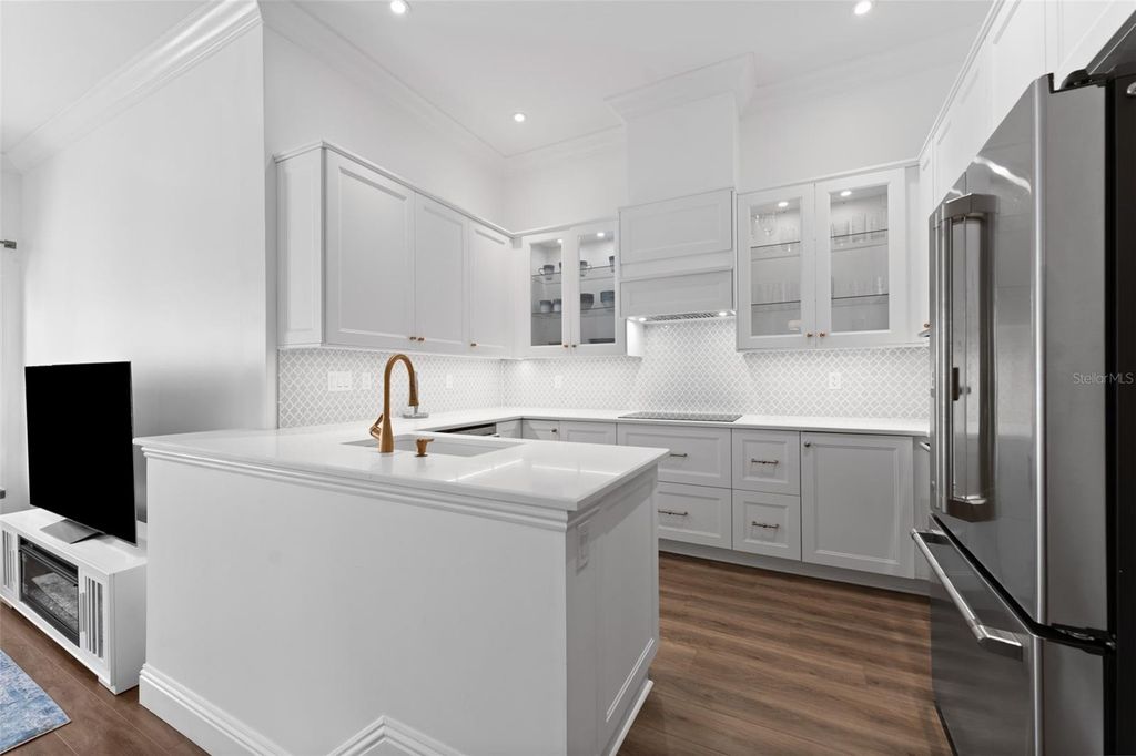Image 12 of property listing at 625 TROPICAL BREEZE WAY, Tampa, FL 33602
