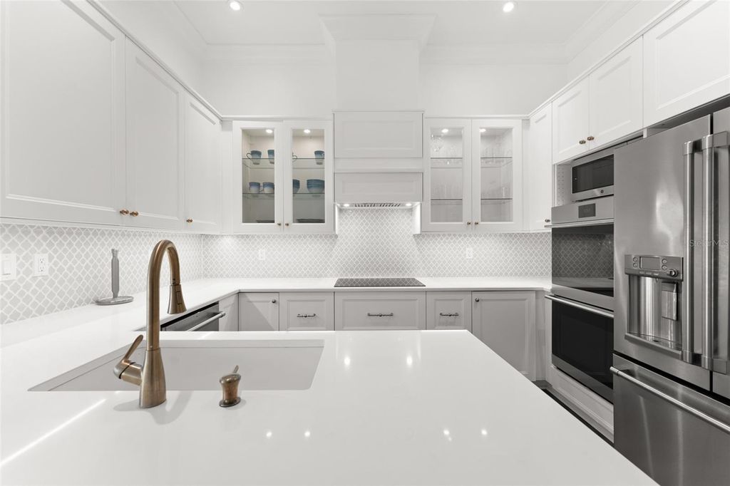 Image 3 of property listing at 625 TROPICAL BREEZE WAY, Tampa, FL 33602
