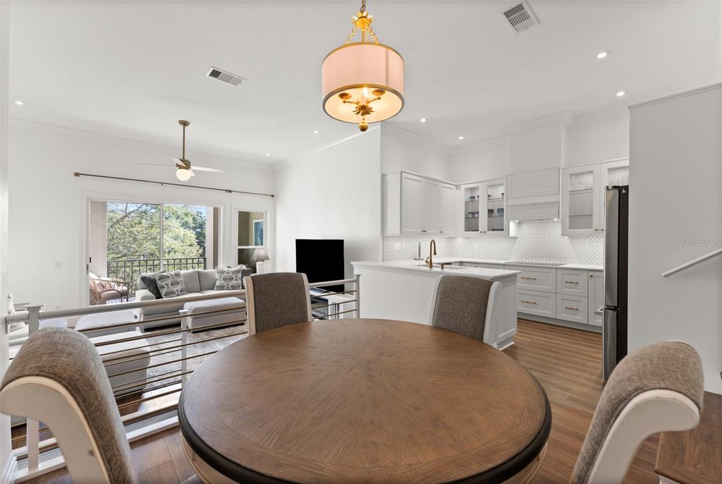 Image 4 of property listing at 625 TROPICAL BREEZE WAY, Tampa, FL 33602
