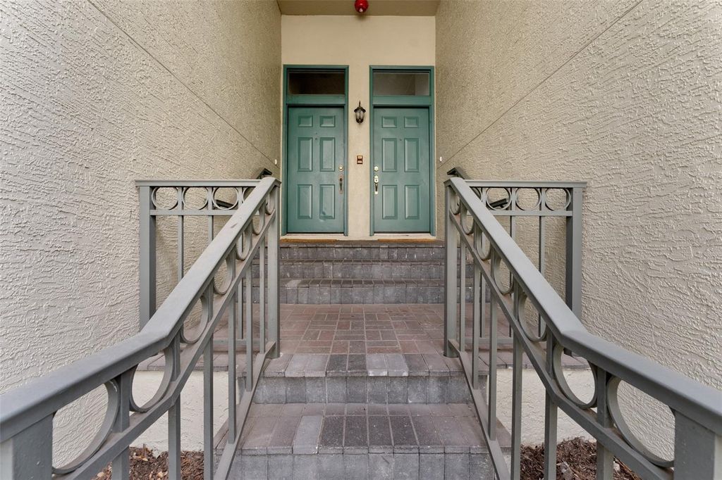 Image 31 of property listing at 625 TROPICAL BREEZE WAY, Tampa, FL 33602