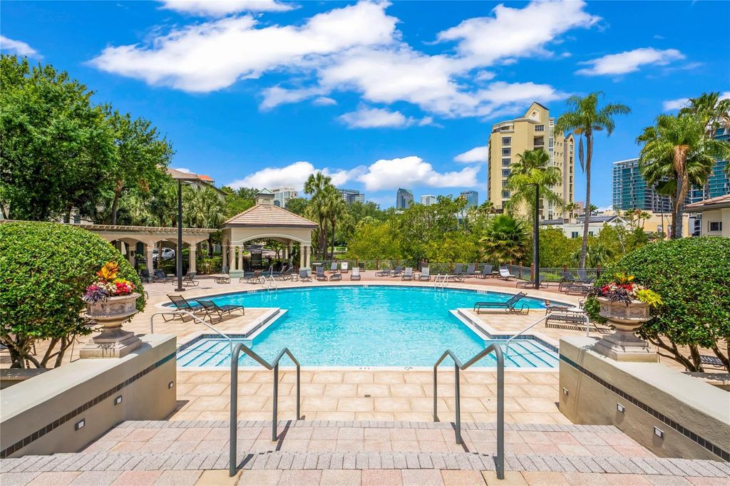 Image 33 of property listing at 625 TROPICAL BREEZE WAY, Tampa, FL 33602