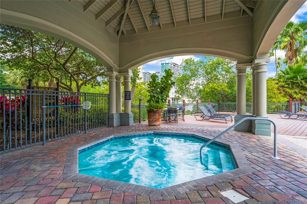 Image 34 of property listing at 625 TROPICAL BREEZE WAY, Tampa, FL 33602