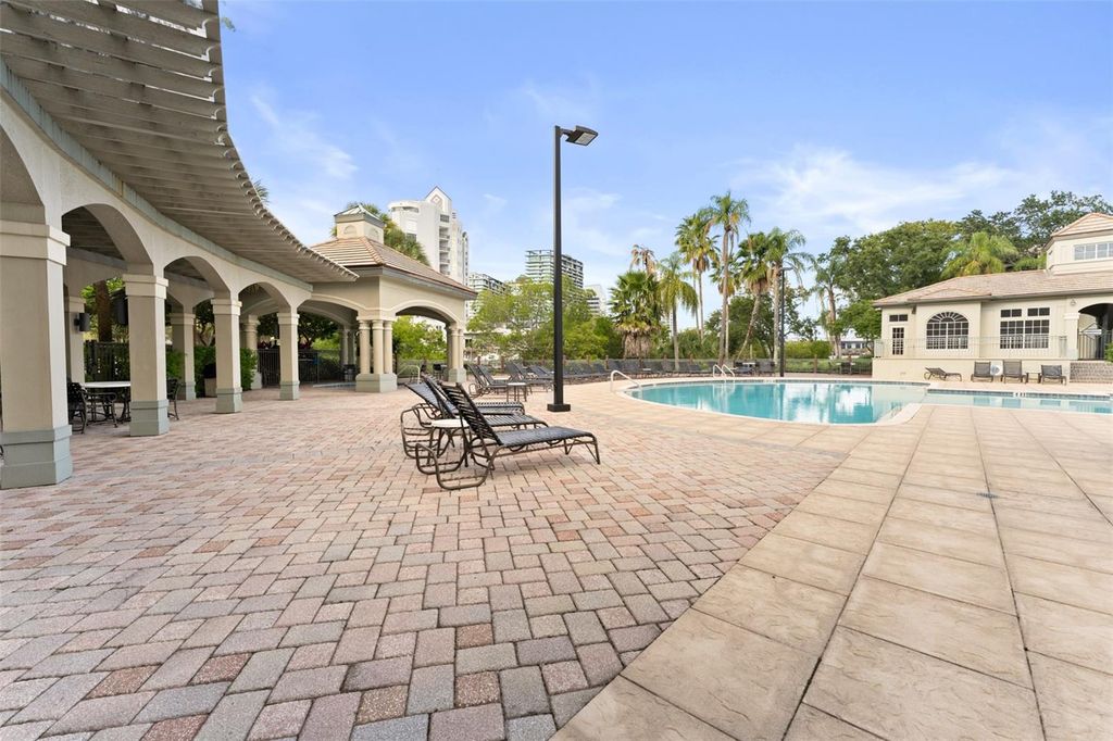 Image 36 of property listing at 625 TROPICAL BREEZE WAY, Tampa, FL 33602
