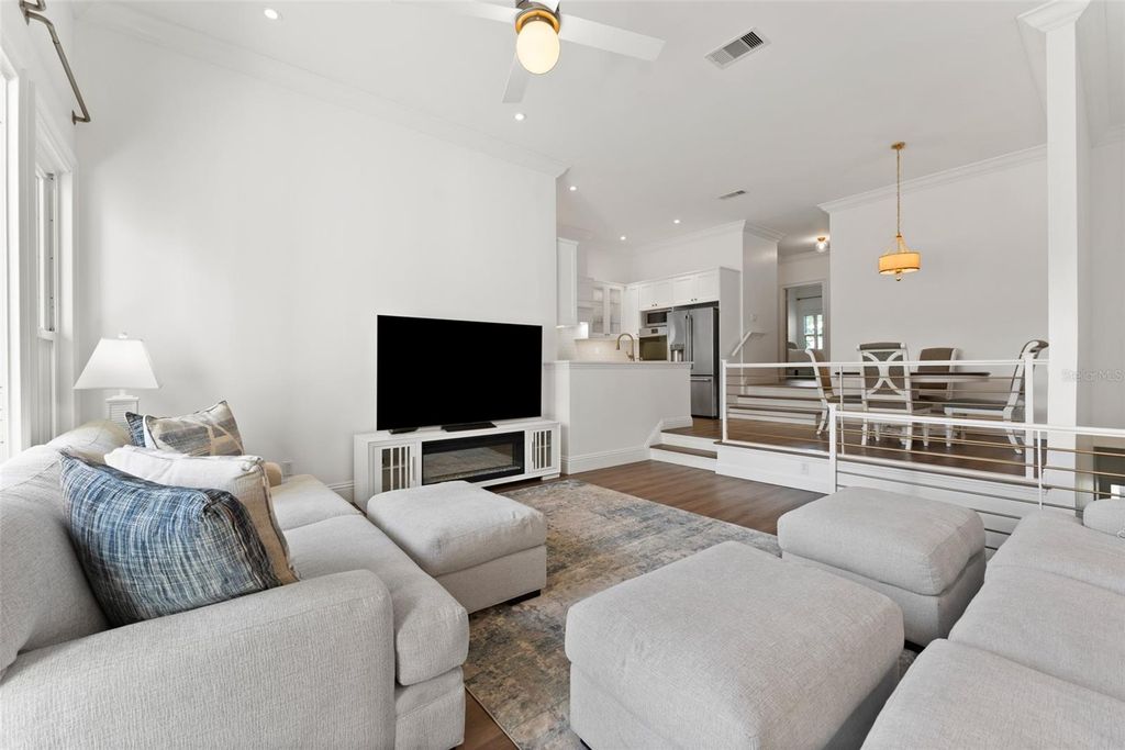 Image 7 of property listing at 625 TROPICAL BREEZE WAY, Tampa, FL 33602