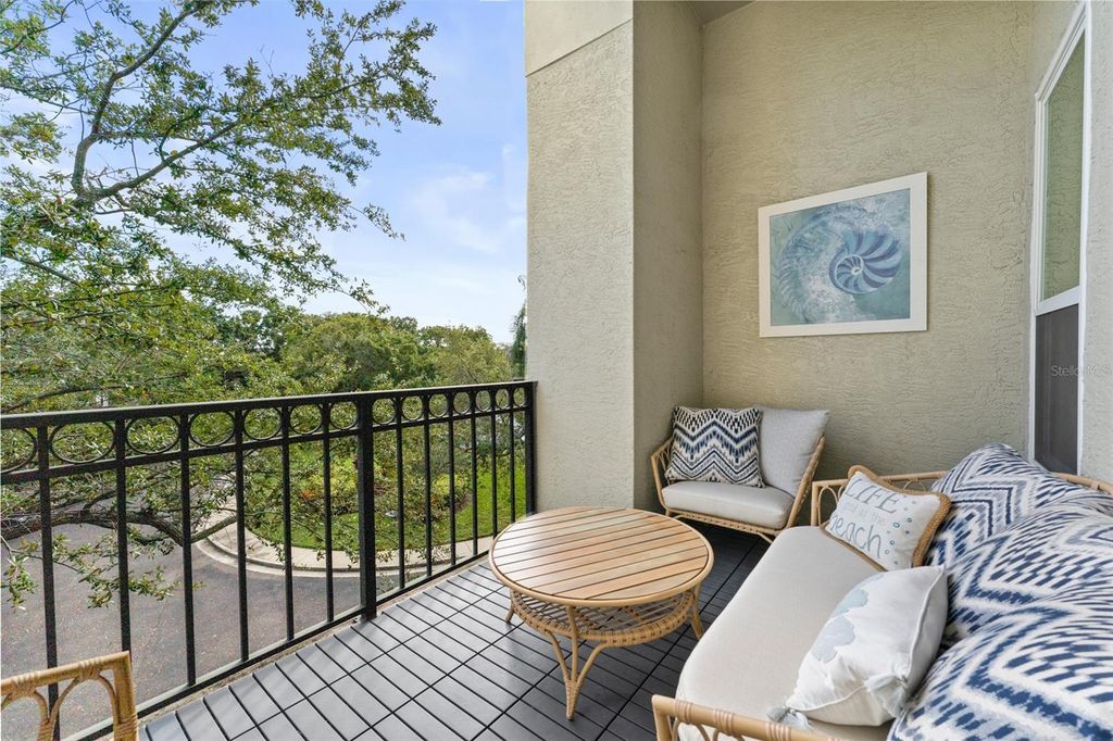Image 9 of property listing at 625 TROPICAL BREEZE WAY, Tampa, FL 33602