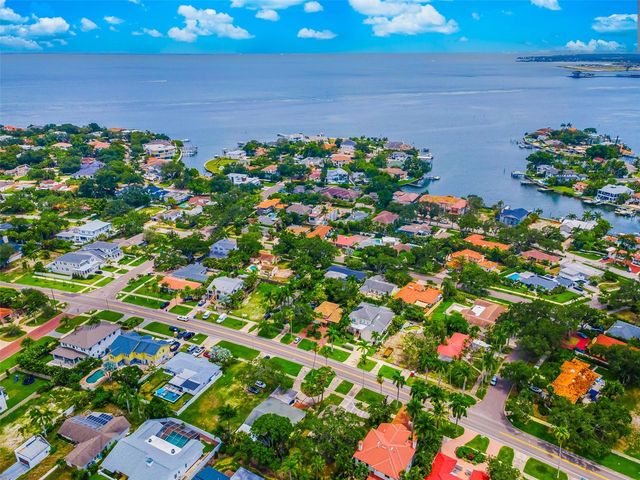 910 SNELL ISLE BOULEVARD NE, St Petersburg, FL 33704
