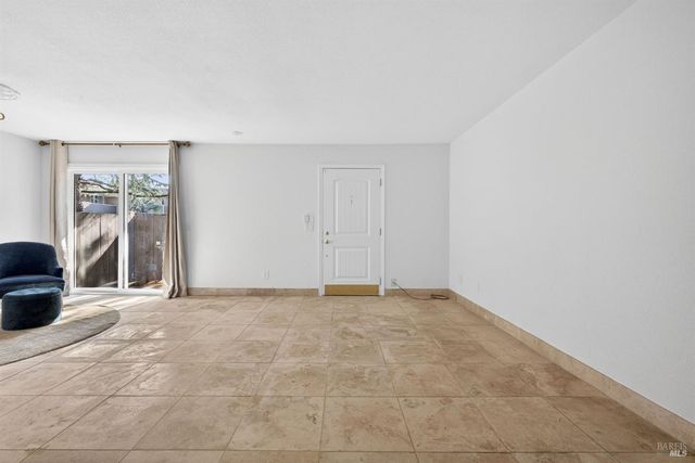 2141 W Steele Ln, Santa Rosa, CA 95403