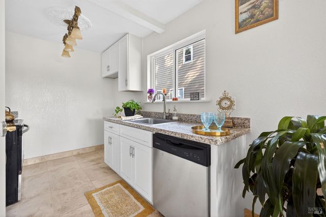 2141 W Steele Ln, Santa Rosa, CA 95403