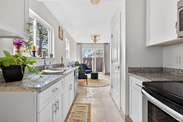 2141 W Steele Ln, Santa Rosa, CA 95403