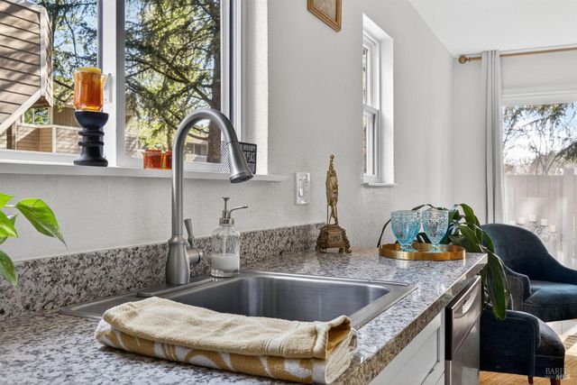 2141 W Steele Ln, Santa Rosa, CA 95403