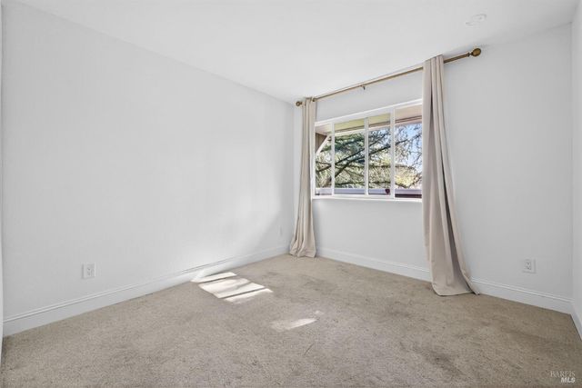 2141 W Steele Ln, Santa Rosa, CA 95403