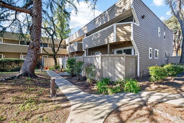 2141 W Steele Ln, Santa Rosa, CA 95403