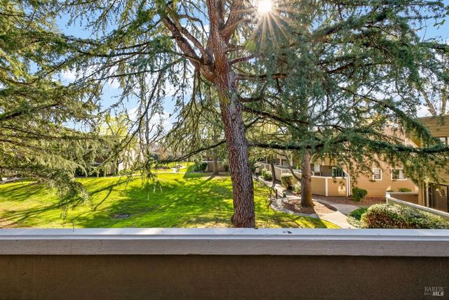 2141 W Steele Ln, Santa Rosa, CA 95403