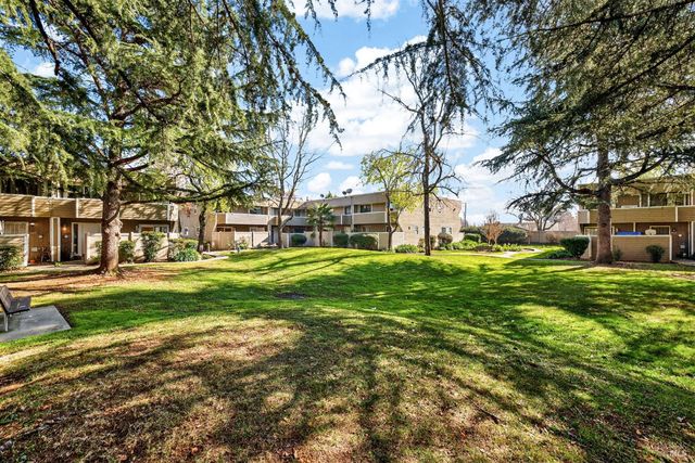 2141 W Steele Ln, Santa Rosa, CA 95403