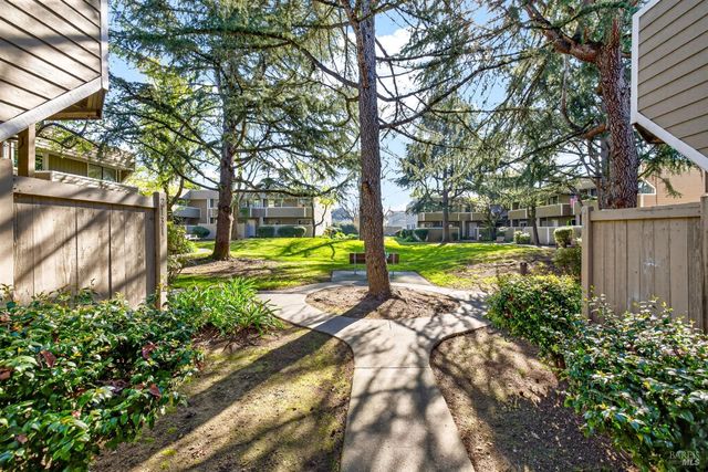 2141 W Steele Ln, Santa Rosa, CA 95403