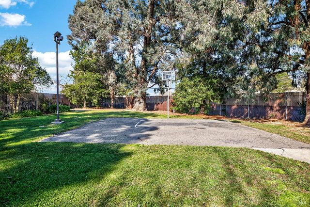2141 W Steele Ln, Santa Rosa, CA 95403