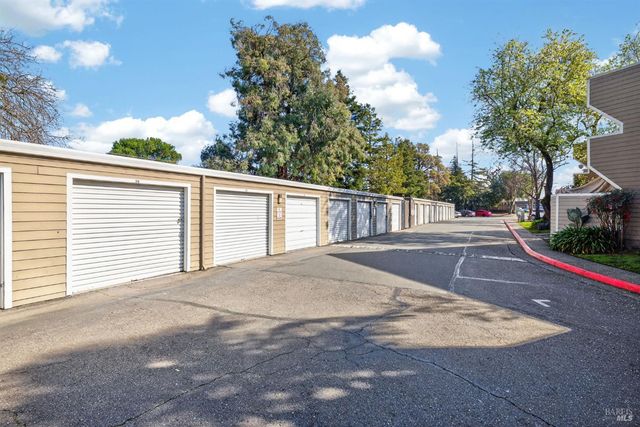 2141 W Steele Ln, Santa Rosa, CA 95403