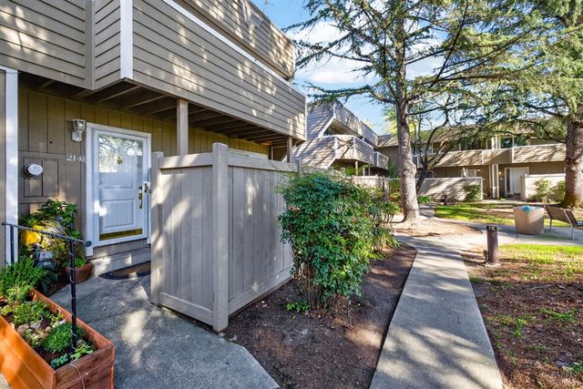 2141 W Steele Ln, Santa Rosa, CA 95403