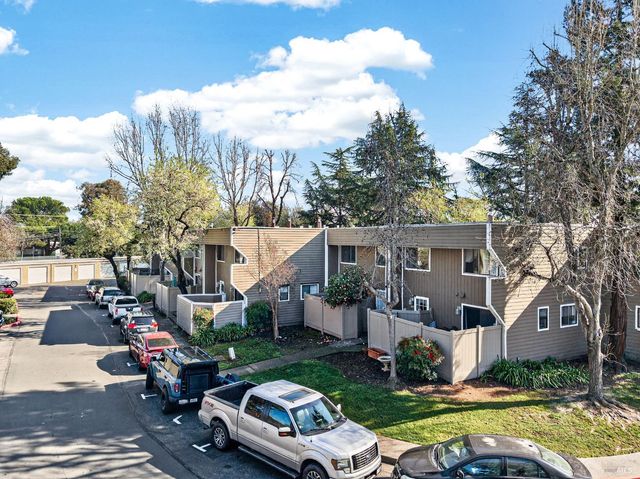 2141 W Steele Ln, Santa Rosa, CA 95403