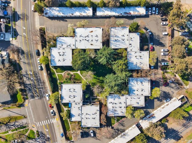 2141 W Steele Ln, Santa Rosa, CA 95403