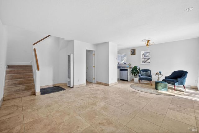 2141 W Steele Ln, Santa Rosa, CA 95403