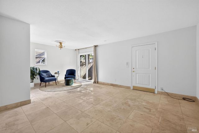 2141 W Steele Ln, Santa Rosa, CA 95403