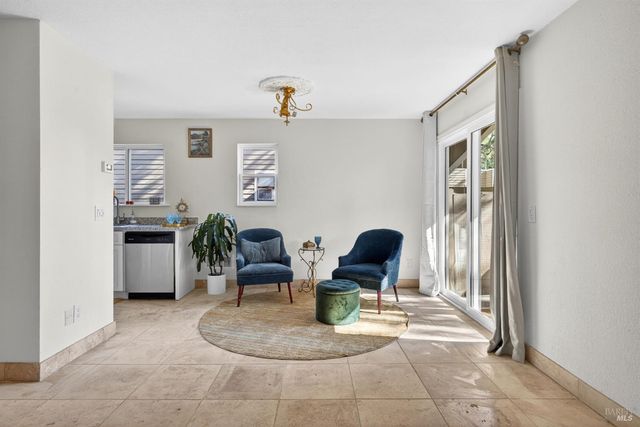 2141 W Steele Ln, Santa Rosa, CA 95403