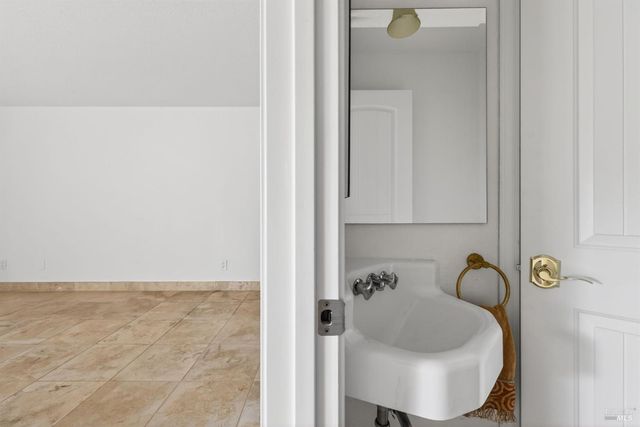 2141 W Steele Ln, Santa Rosa, CA 95403