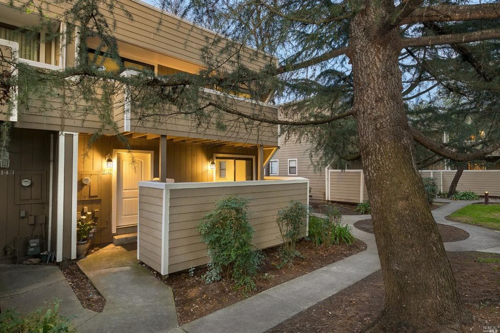 2141 W Steele Ln, Santa Rosa, CA 95403