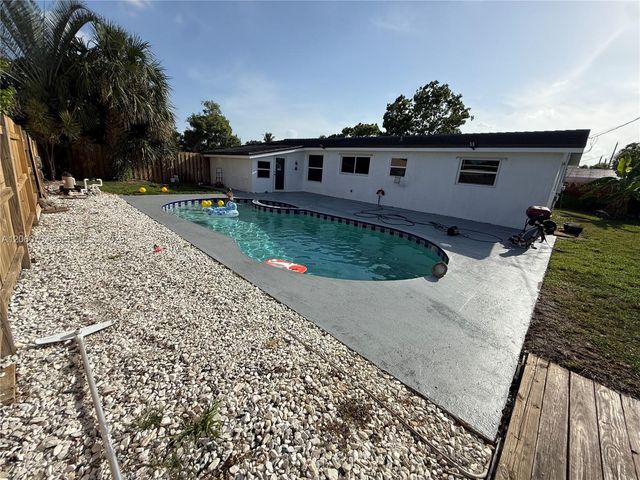 7161 SW 13th St, Pembroke Pines, FL 33023