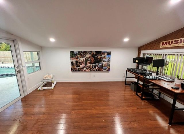 7161 SW 13th St, Pembroke Pines, FL 33023