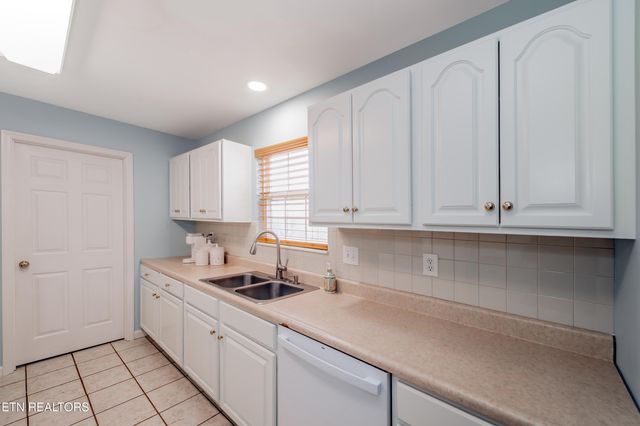 260 Oakwood Estates Drive, Lenoir City, TN 37772