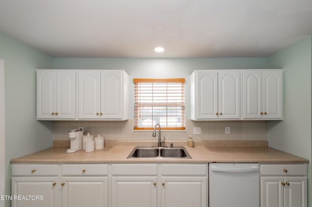 260 Oakwood Estates Drive, Lenoir City, TN 37772