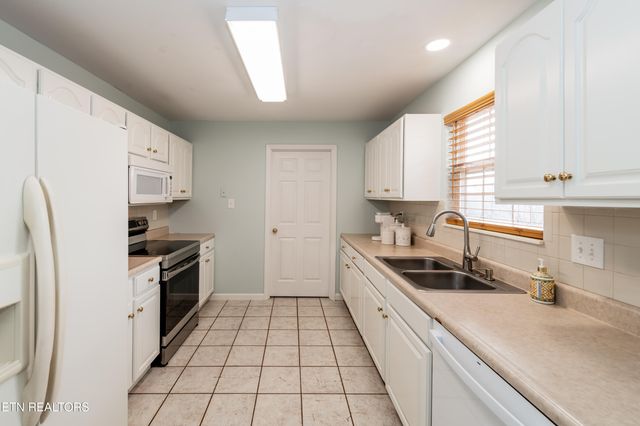 260 Oakwood Estates Drive, Lenoir City, TN 37772