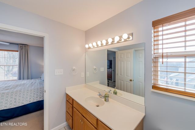 260 Oakwood Estates Drive, Lenoir City, TN 37772