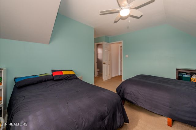 260 Oakwood Estates Drive, Lenoir City, TN 37772