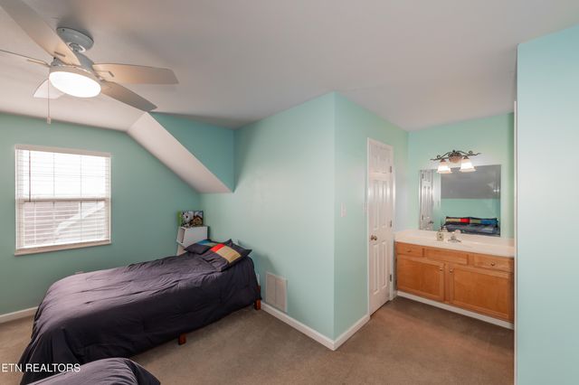 260 Oakwood Estates Drive, Lenoir City, TN 37772